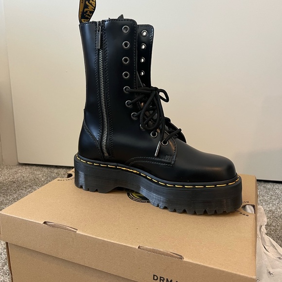 Dr. Martens - Women size 8 platform boots - Picture 2 of 4